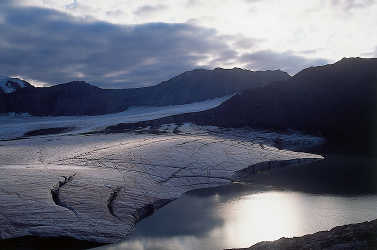 Sur la ct ouest du Spitzberg, tous les restes de la banquise disparaissent courant juin. Il subsiste alors les glaciers, nombreux, parfois gigantesques, qui achvent leur lente course dans la mer o ils se morcellent.