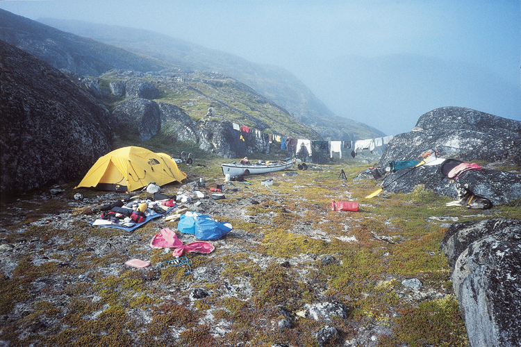 Sur la cte ouest du Groenland, Kim Hafez et Unghalak chavirent  mi-parcours entre Nanortaliq et Qaqortoq. Ils restent pendant trois quarts dheure  moiti immergs avant de russir  atteindre une le. Il leur faudra une semaine pour rparer avec les moyens du bord les cinq voies deau dun atterissage durgence.