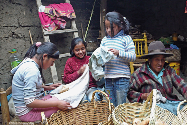 Fabrication du pain dans une maison familiale de la province de Piscobamba (Ancash, Prou).