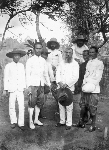 Avec sa barbe de patriarche qui le vieillit et le grandit aux yeux des indignes, Auguste Pavie est le seul Occidental du groupe  oser se dcouvrir sous le soleil tropical rput mortel.