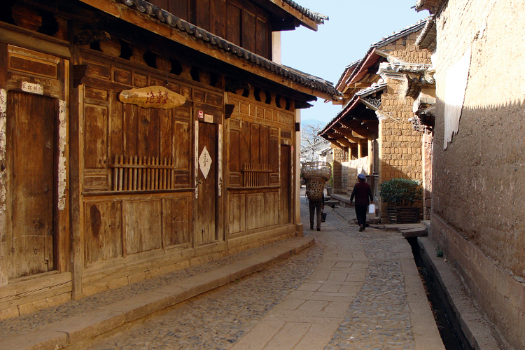 Comme les caravaniers, nous prenons plaisir  nous ressourcer dans les bourgades qui jalonnent la route tous les cinq  six jours de marche, comme ici  Shaxi.