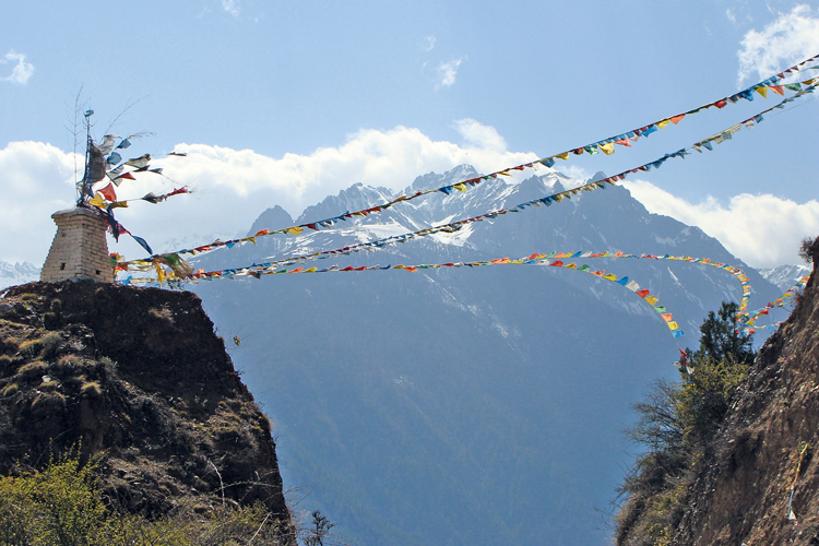 Au nord-ouest du Yunnan se trouve le massif du Kawa Karpo, lune des principales montagnes sacres tibtaines, rsidence de la divinit tibtaine du mme nom qui a fait serment de protger le bouddhisme.