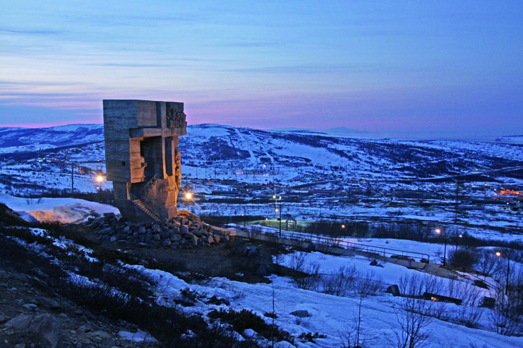 Le Masque des douleurs, conu par Ersnt Neizvestny, a t rig en mmoire des prisonniers qui ont construit  mains nues routes et villages de la Kolyma.