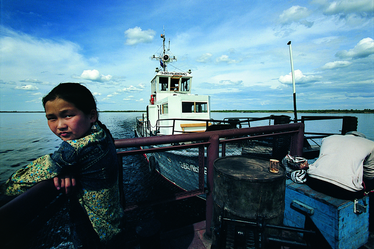 Aprs le mois de dbacle qui les a isols du monde, les habitants de Iakoutsk peuvent traverser en toute scurit <i>Matiouchka Lena</i>, petite mre Lena, lun des plus grands fleuves de la Russie.