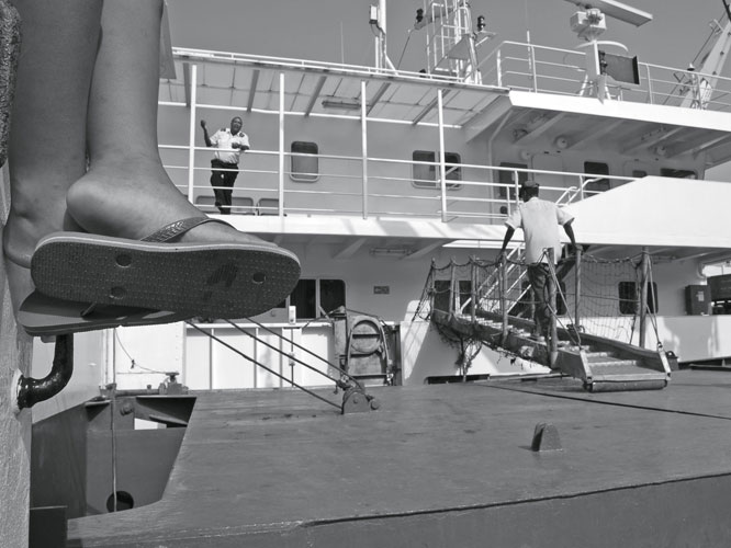 Le Cap-Vert, situ au large du Sngal dans locan Atlantique, est un archipel compos de neuf les habites relies entre elles par voie arienne ou maritime. Brava et SantoAnto ne connaissent que les liaisons par bateau.