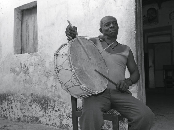 Chef de la <i>tabanka</i> de Falco, Nha Body, un compagnon darmes dAmilcar Cabral, perptue malgr son ge les crmonies coutumires telles que la <i>festa de bandeiras</i> ou fte des drapeaux.