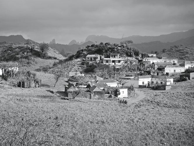  Entre Picos, sur Santiago, dbute comme ailleurs en aot la saison des pluies, durant laquelle svissent des orages dvastateurs, quoiquil ne pleuve que trois jours par an. La <i>chuvinha</i>, la bruine, est plus rgulire.