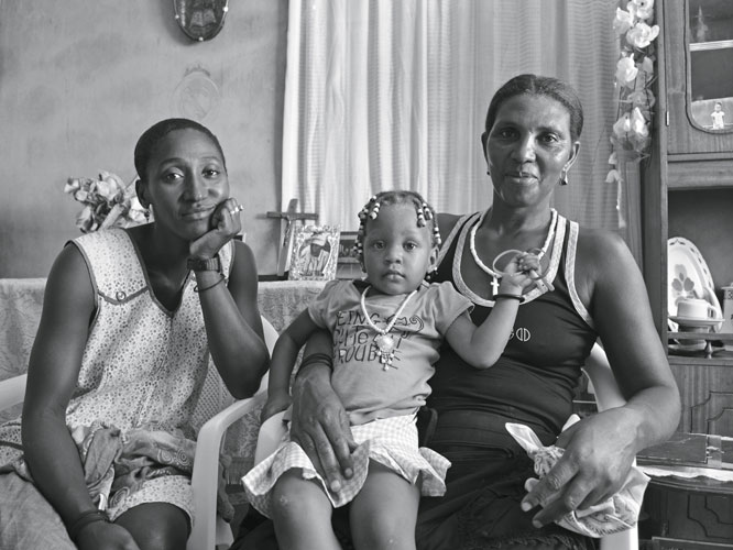 Un an après le décès d’un proche, une messe puis un repas sont donnés en son honneur, auxquels toute la famille est conviée. Si les vêtements de deuil ne sont plus portés par la suite, les commémorations se poursuivent d’année en année.