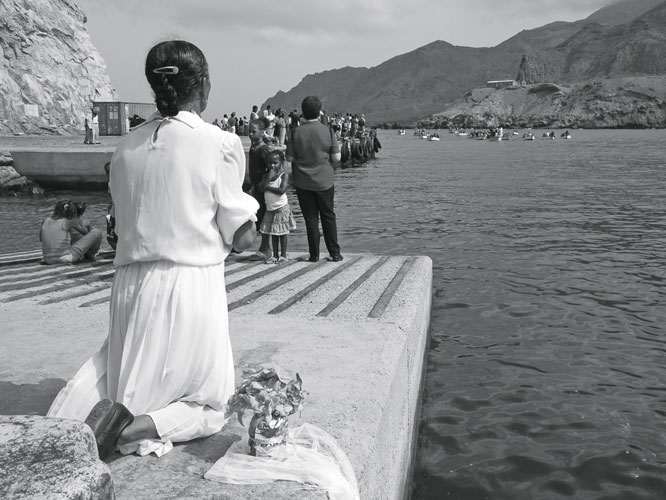 Fervents catholiques, les Cap-Verdiens clbrent de nombreux saints et organisent des processions dans chaque le, comme  Brava en baie de Furna, chaque premier dimanche daot.