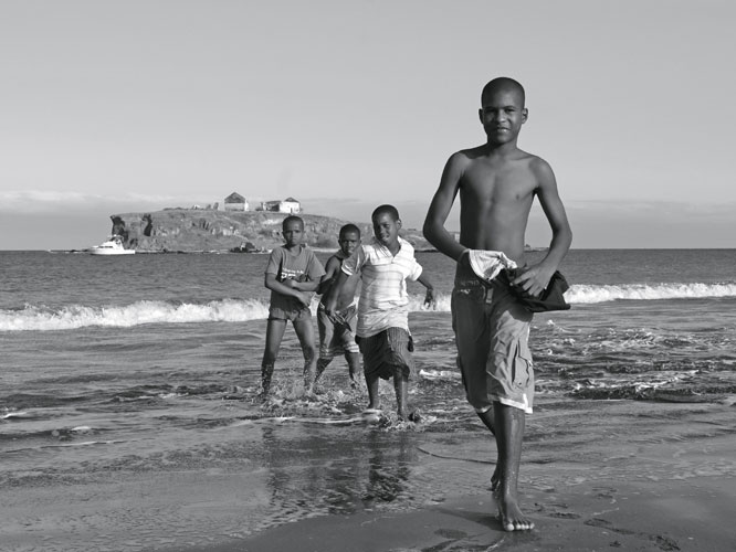 Le Cap-Vert a comme atout sa jeunesse: les moins de 15ans reprsentent un tiers des 530000habitants de larchipel. La scolarisation  obligatoire ds lge de 3ans  y prsente le taux le plus lev dAfrique.