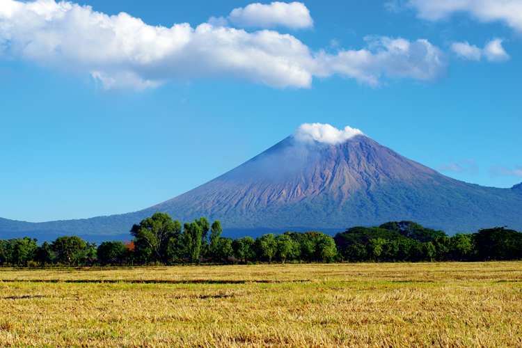 Au nord-ouest du Nicaragua, le SanCristbal tmoigne dune activit volcanique importante.  son pied, les champs de crales jaunissent aprs la moisson.