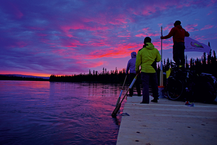 Faire l’expérience de l’été boréal et de ses jours ininterrompus au fil de l’eau, dans la région septentrionale du Yukon, justifie les efforts déployés pour concrétiser l’aventure.