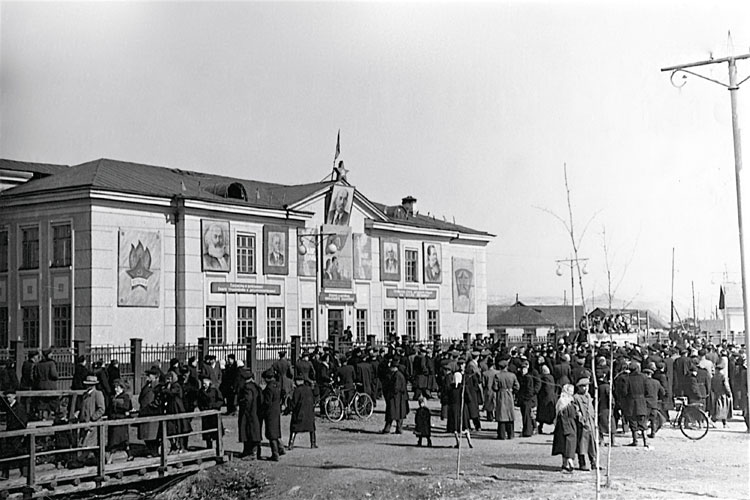 Le Club central de Soussouman, chef-lieu de district, Kolyma, o lauteur fit connaissance avec sa femme Rimma la nuit du Nouvel An1956.