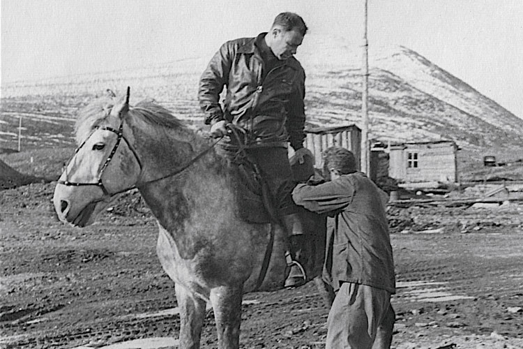 Au chantier minier de Kontradia, l’auteur à cheval l’année de sa libération.