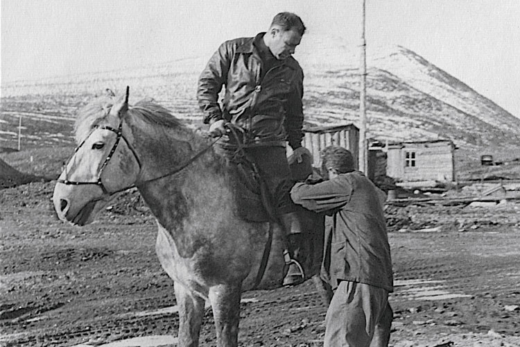 Au chantier minier de Kontradia, lauteur  cheval lanne de sa libration.