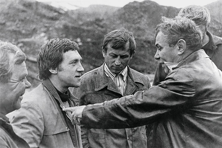 Toumanov, lindex point sur Vyssotski. Au centre: Lonid Montchinski (1935-2016), coauteur avec Vysstoski du <i>Cierge noir</i>, roman paru aprs la mort du pote-chanteur. 1976.