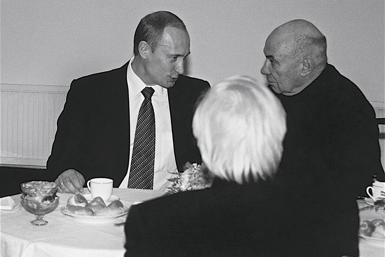 Avec Vladimir Poutine, au théâtre de la Taganka, le 25 janvier 2003, le jour des 65 ans de Vladimir Vyssotski (1938-1980).