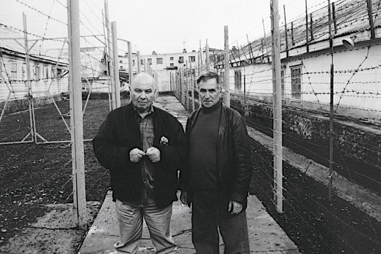 Retour  la prison de Soussouman o lauteur,  gauche, fut intern plusieurs fois. 1999.