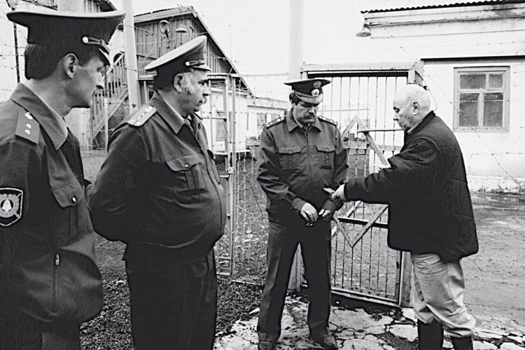 Retour à la prison de Soussouman où l’auteur (à droite) fut interné plusieurs fois. 1999.
