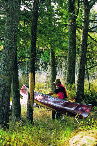 Portage  travers la fort borale.