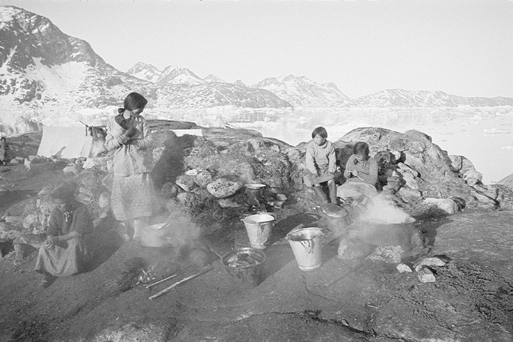 Campement estival au bord du fjord de Kangerlussuatsiaq, sur la cte est du Groenland.