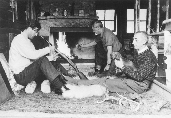 Maurice Herzog et Jacques-Yves Cousteau en visite  la cabane de Paul-mile Victor  Saint-Lger-en-Yvelines, en juin1956.