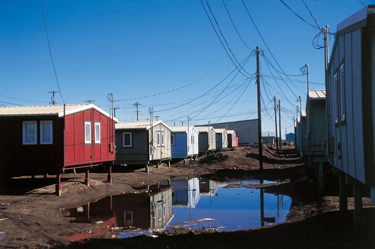 La localit de Barrow,  la pointe nord de lAlaska, est la plus importante communaut baleinire inuit. Ses habitants pratiquent toujours la chasse  lours blanc et  la baleine franche.