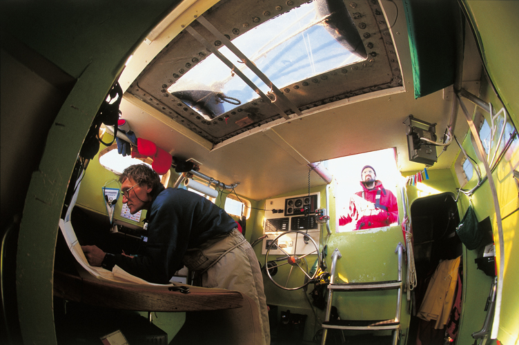 Olivier Pitras dans le cockpit et Jean-Michel Guillevic  la barre d<i>Ocean Search</i>.