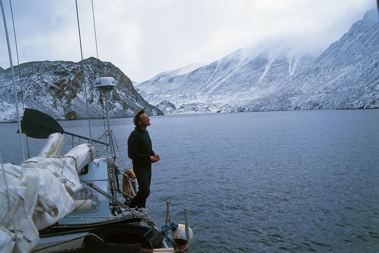 Olivier Pitras sur le pont dans AlbertHarbor, en terre de Baffin.