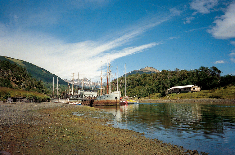 Dans l’anse de Puerto Williams, un bateau échoué fait office de ponton d’amarrage des voiliers. Le célèbre <i>Micalvi</i> a ainsi hérité d’une gîte définitive qui contribue au pittoresque du bar du club nautique qu’il abrite.