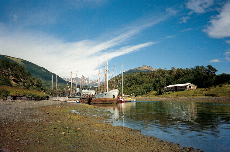 Dans lanse de PuertoWilliams, un bateau chou fait office de ponton damarrage des voiliers. Le clbre <i>Micalvi</i> a ainsi hrit dune gte dfinitive qui contribue au pittoresque du bar du club nautique quil abrite.