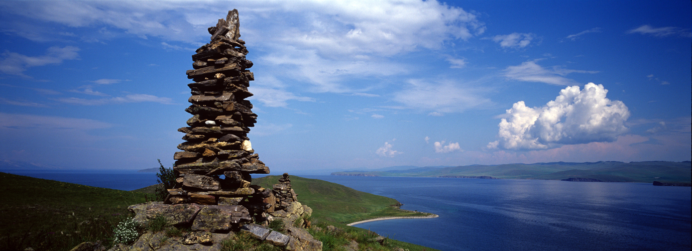 Cairn de schiste sur lune des petites les de Mala More, la petite mer, bras de lac fort poissonneux qui spare lle dOlkhon de la rive ouest du lac.