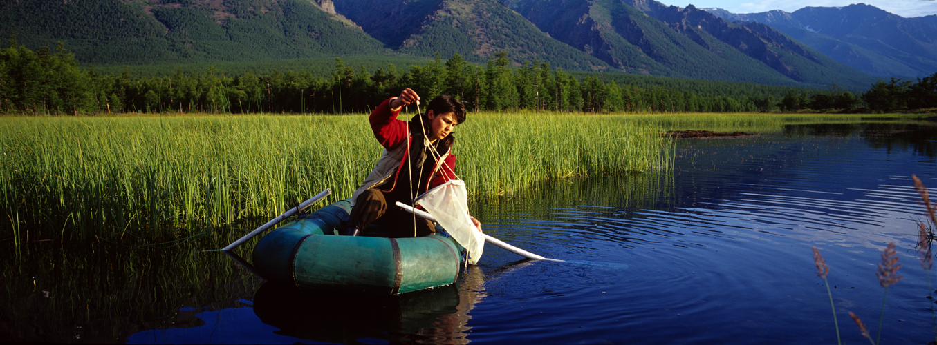 Natacha vit depuis vingt ans avec son mari dans une cabane des bords du lac. Elle travaille  une thse de biologie sur lvolution des crustacs dans les flaques rsiduelles situes en retrait de la ligne de rivage. Son mari est le garde en chef de la rserve Bakal-Lena.