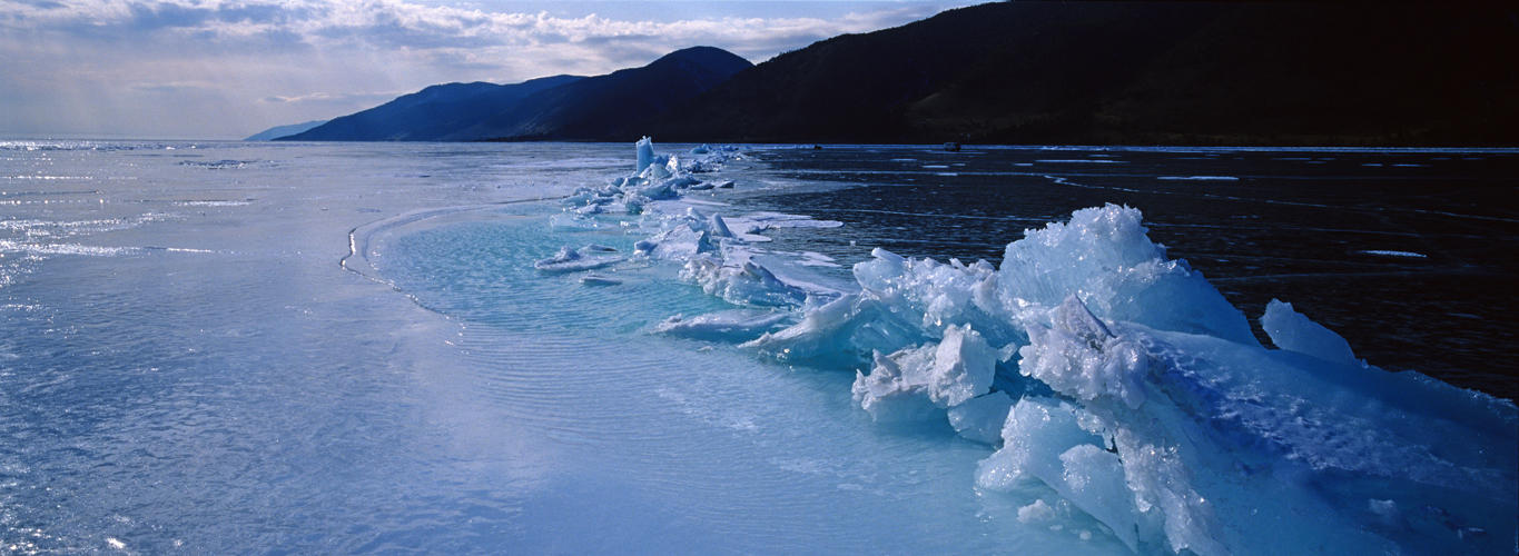 La couverture des glaces travaille en permanence crant  la surface des lignes de compression et de fracture que les Russes nomment <i>taross</i>. Ces brisures ont une autre autre origine daprs les Bouriates: le gant qui dort au fond du lac froisserait dans son sommeil la couverture des glaces.