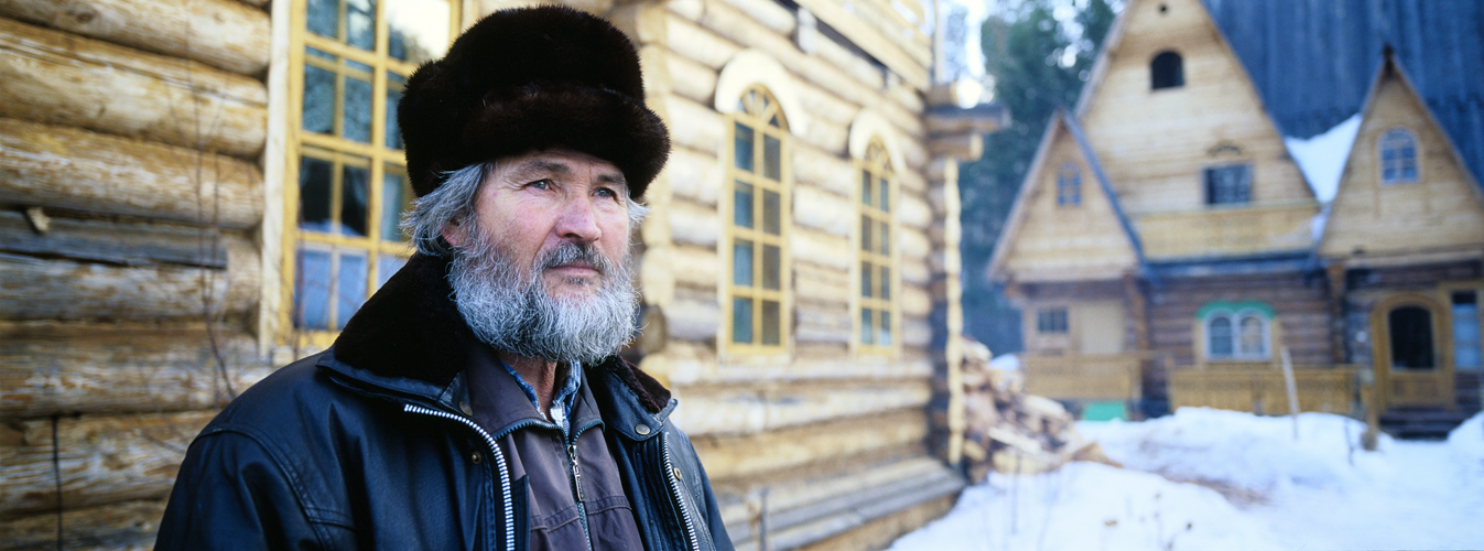 Nikola, dorigine ukrainienne, construit au sud du village dOust-Bargousine un village cosaque. Il reproduit  lidentique les demeures de ses aeux qui vinrent reconnatre et conqurir les confins sibriens sous Pierre le Grand.