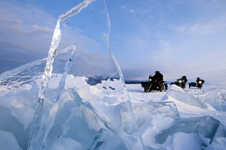 Trois des quatre side-cars Oural avec lesquels fut entreprise la circumambulation du lac par voie de glace passent derrire les blocs vitrifis dune ligne de <i>taross</i>.