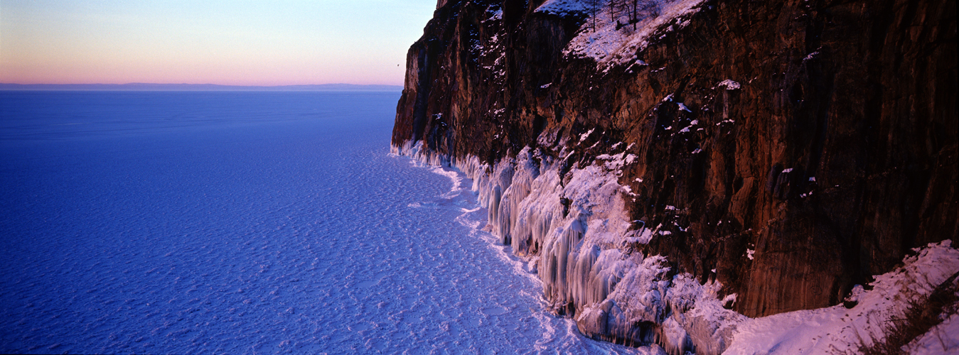 Point de contact entre la surface glace du lac (jusqu un mtre dpaisseur) et les falaises de lle dOlkhon.