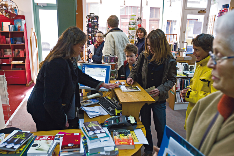 Florence Bermond est, avec Bernard Lelivre, libraire  lenseigne de Mosaque  Die.