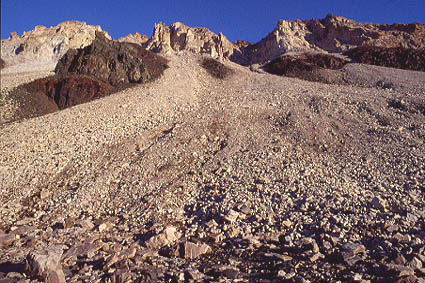 Entre Iruja et le hameau de SanJuan, un sentier muletier surplombe les gorges colores qui drainent vers la rgion de jungle des <i>jungas</i> les eaux de ruissellement.