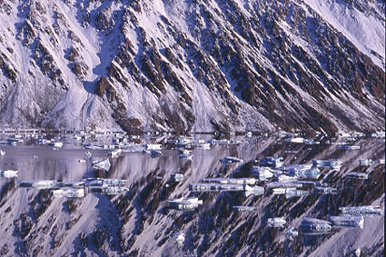 <i>Floes</i> pars dans le fjord menant au site abandonn de CraigHarbour.