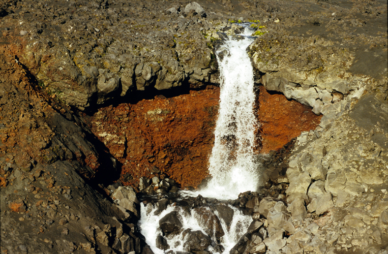 Torrent issu du volcan Tolbatchik.