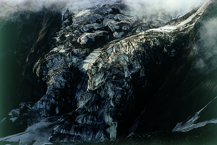 Langue glaciaire au volcan Tolbatchik, qui culmine  3672m.