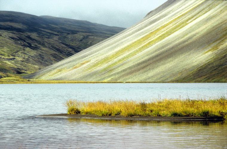 Sur un bras du lac Govemas dans les Black Water, un homme se rend en pirogue  ses jardins.