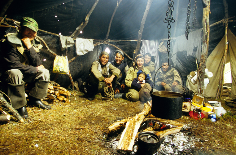 Sous la <i>iourt</i>  en fait un tipi  feu ouvert  des vnes.