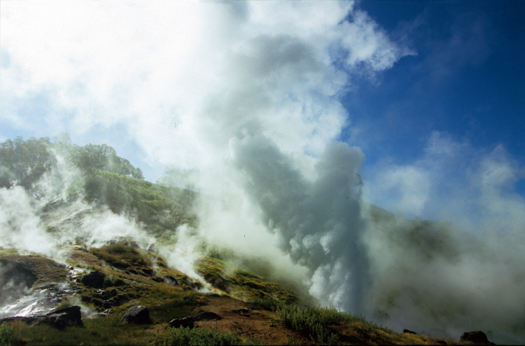 Geysers dun affluent de la Chumnaa, dans la clbre valle des Geysers dcouverte en 1941.