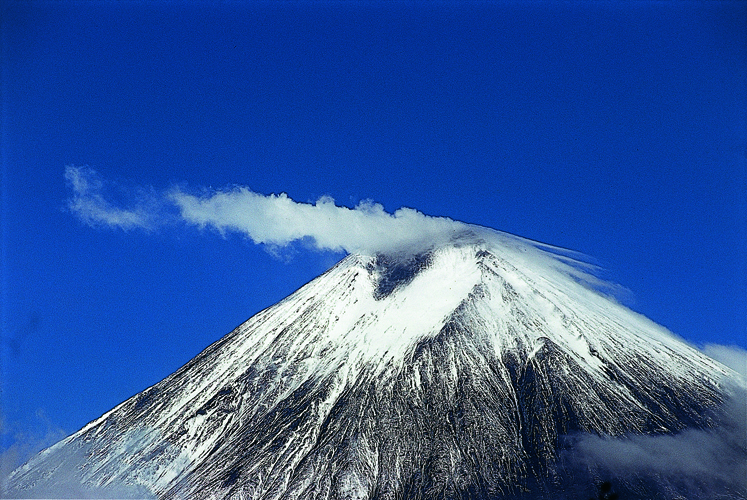 Dans la chane orientale, le Klioutchevsko, plus haut volcan actif de lEurasie, culmine  4750m.