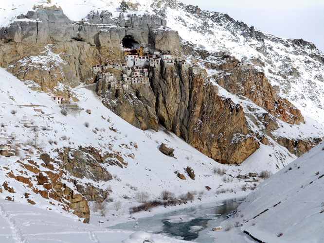 Le monastre de Phuktal,  4000mtres daltitude, a t construit autour dune grotte de laquelle jaillit une source. Le matre historique Padmasambhava y aurait mdit au VIIIesicle.