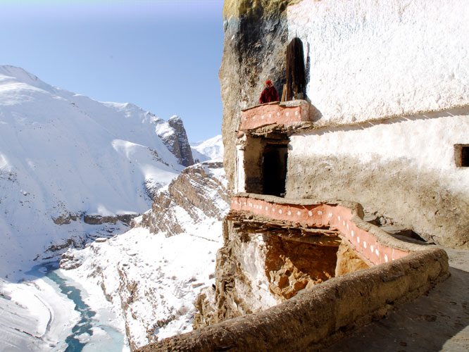 Depuis la terrasse du monastre de Phuktal, on aperoit la rivire Tsarap dont les rives geles deviennent un chemin praticable de janvier  mars.