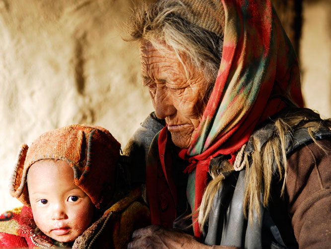 Une grand-mre et sa petite-fille. Trois gnrations vivent sous le mme toit et sentraident.