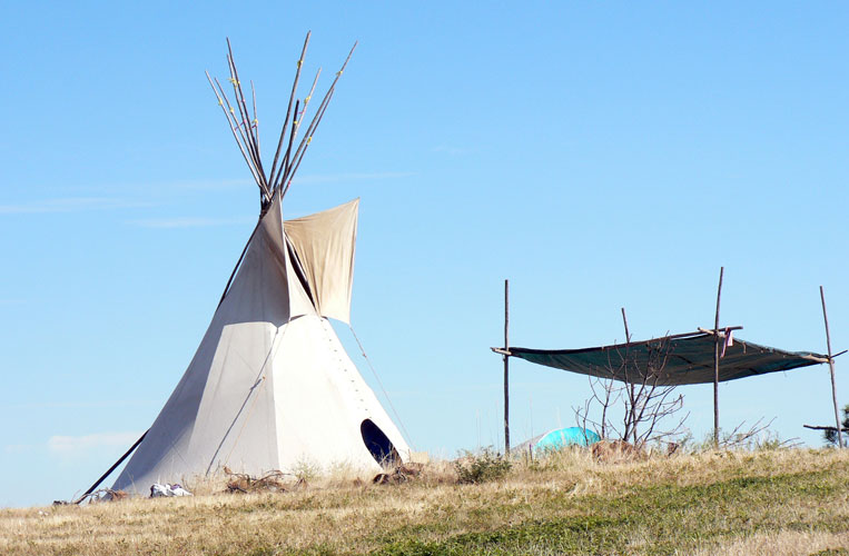 Les tipis que lon aperoit sur les plaines contribuent au maintien du folklore. Aujourdhui, les Indiens vivent dans des <i>mobil-homes</i> modernes.